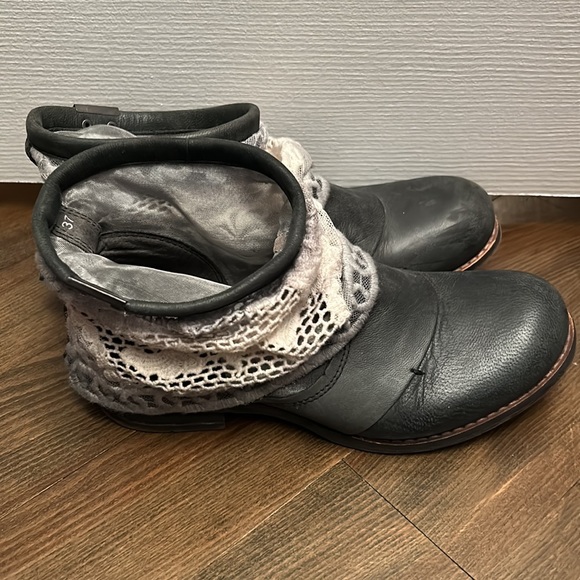 Bunker ankle boots with lace and tulle.worn once. - Picture 2 of 6